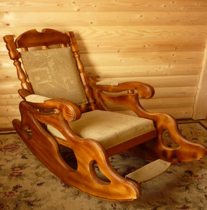 Fauteuil à bascule rustique en bois avec rembourrage et base incurvée, disponible à prix de gros. - Product Image 1