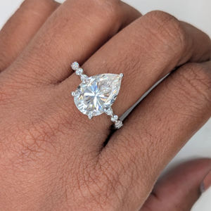 Bague de fiançailles vintage chrétienne Lurba Jewels 4 carats en moissanite taille poire de luxe avec accent solitaire en diamant pour femme, en or blanc massif 18 carats - Product Image 1