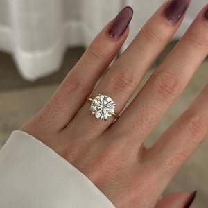 RIESIGER 5 Karat Runder Brillant Labor-Diamant Solitärring Vierklauen-Flush-Fit Verlobungsring in Zweifarbigem Design IGI-Zertifiziert - Product Image 1