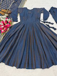 Traje Anarkali de Seda Vichitra NC Premium con Vestido Acolchado, Forro Interior de Micro Algodón, Dupatta con Trabajo de Lentejuelas de 5mm y Pantalones Plazzo - Venta al por Mayor - Product Image 6
