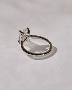 Bague solitaire en or blanc 10 carats avec diamant de laboratoire de 2,00 carats, taille émeraude, clarté VVS2, couleur E, certifié IGI, style classique, bijoux - Product Image 3