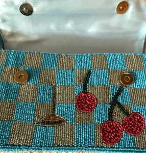 Pochette de soirée artisanale à motif damier, ornée de perles cerises faites à la main. Sac à main tendance - Product Image 3