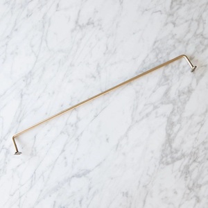 Barre porte-serviettes en métal mince avec finition laiton satiné pour rangement mural de salle de bain moderne et organisation minimaliste et épurée - Product Image 3