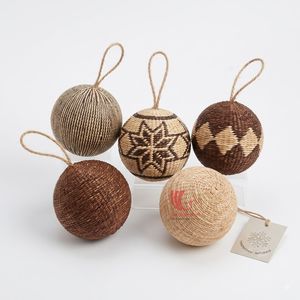 Ornements en forme de boule en jonc de mer faits à la main, décorations de Noël rustiques suspendues, motifs rayés brun naturel, étiquette en papier - Product Image 4