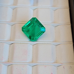 Émeraudes vertes forestières de laboratoire, polies, certifiées IGI, vendues dans le monde entier, en pierres brutes pour la fabrication de bijoux. - Product Image 2