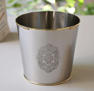 Cubo de basura metálico que mejora la decoración de la cocina con su aspecto coordinado y brillo metálico que transmite una sensación de calidad y refinamiento. - Product Image 6