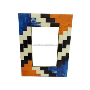 Marco de Fotos de Madera con Incrustaciones de Resina Azul y Naranja Hecho a Mano, Marco de Fotos de Mesa Artesanal Geométrico con Rayas Doradas, Contemporáneo - Product Image 4