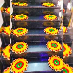 Colección AARNA, Portavelas Decorativo Hecho a Mano Estilo Art Deco, Flores Artificiales, Decoración Metálica Ecológica para Festivales Indios - Product Image 5