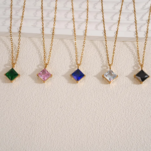 Collier pendentif carré pour femme en acier inoxydable 304 avec finition plaquée or véritable 18 carats et incrustation de verre sur chaîne câblée - Product Image 1