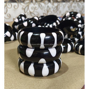 Bracelets de luxe en résine finition marbre | Bijoux faits à la main pour femmes Bracelet en résine de créateur unique léger durable - Product Image 2