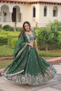 Ropa de Boda de Alta Calidad, Ropa India, Lehenga Choli de Seda Vichitra con Trabajo de Lentejuelas Zari, Lehenga Choli Semi-Listo para Usar en Venta - Product Image 4