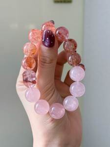 สร้อยข้อมือเรซิ่นดีไซน์เนอร์ทำมือ งานฝีมือประณีต เงางาม สไตล์วินเทจ เครื่องประดับแฟชั่นสำหรับผู้หญิง ใส่ไปงานปาร์ตี้หรือใส่ในชีวิตประจำวัน - Product Image 1