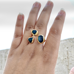 Bague ouverte de forme organique minimaliste avec cabochon en labradorite, onyx vert, apatite et pierre de jade, plaquée or 18 carats, triple pierres précieuses - Product Image 3