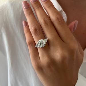 Anillo de Compromiso de Lujo con Tres Piedras Redondas Brillantes de 3.5ct Cultivadas en Laboratorio, Oro Blanco y Rosa, Certificado IGI - Product Image 6