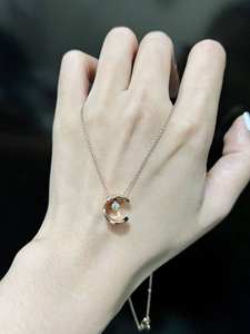 ZAWO HOUSE สร้อยคอจี้รูปพระจันทร์หรูหราประดับเพชรโมอิสซาไนต์สำหรับงานหมั้นและงานแต่งงาน ตัวเรือนเงินแท้ 925 ชุบทองคำสีกุหลาบ ดีไซน์แบบ Claw Setting - Product Image 4