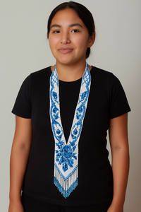 Collier artisanal en perles avec motif floral de rose bleue, porté par une femme élégante, mettant en valeur la maîtrise artisanale traditionnelle. - Product Image 2