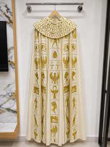 Nuevo Vestido de Noche de Alta Costura, Estilo Egipcio de Lujo, Color Marfil Satinado, con Motivos Hieroglíficos Bordados en Oro - Product Image 2