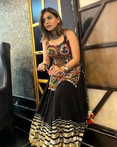 Conjunto de Falda Larga Tradicional India/Pakistaní de Algodón Bordado, Ropa Cultural Colorida para Bodas y Diwali - Product Image 1