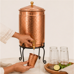 Distributeur d'eau artisanal en cuivre martelé pur avec support et verre, bienfaits ayurvédiques pour la santé, pour la décoration de la maison et du bureau - Product Image 4