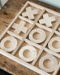 Jeu de Tic Tac Toe en bois brut avec pièces dorées X et O, jeu de stratégie de table minimaliste pour deux joueurs - Product Image 5