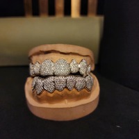 Venta al por mayor de Grillz de Dientes de Plata con Diamantes, Diseño Personalizado, Piedras de Alta Calidad, Estilo de Lujo para Moda Urbana