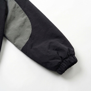 Chaqueta Deportiva Negra con Paneles Curvos Grises, Cierre Completo, Cuello Alto y Puños y Dobladillos Elásticos |   Ropa Técnica Urbana OEM / Marca Privada - Product Image 4