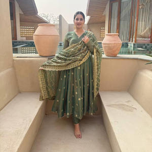 ชุดอานาร์กาลี คุรตะ ปักลายหนัก ดีไซน์ใหม่มาแรง พร้อมกางเกงและผ้าคลุมไหล่ - Product Image 1