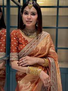 ผ้าซารีเนื้อนุ่มพิเศษแบบ NC Twill พร้อมงานปักเลื่อมดิริ ความยาวระดับพื้น จับคู่กับเสื้อโมโนบังลอรี สำหรับงานปาร์ตี้หรืองานเฉลิมฉลองอย่างสง่างาม - Product Image 4