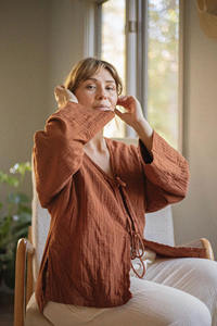 Kimono en gaze de coton fait main, coupe oversize, à nouer devant, style bohème, cache-maillot de plage, vêtements de maternité éthiques et durables, grandes tailles - Product Image 2