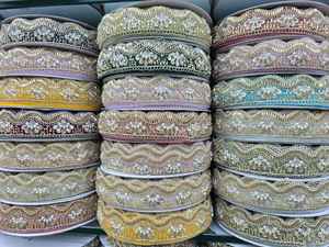 Bordado de encaje metálico de poliéster con pedrería y cuentas para zapatos, bolsos y textiles del hogar, lavable, 1 pulgada de ancho, personalizado - Product Image 6