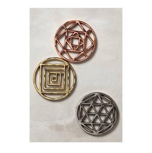 Juego de posavasos redondos clásicos de metal con base antideslizante para mesa de café, comedor y protección de escritorio de oficina - Product Image 3