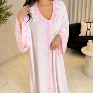 Robe Abaya rose clair avec broderie rose complexe, élégante, à manches longues, style maxi kaftan islamique avec manches évasées, longueur totale - Product Image 1