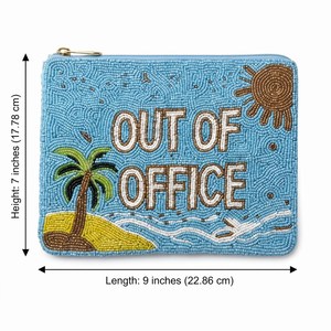 Bolso de mano rectangular hecho a mano con cuentas azules, diseño de palmera y letras, ideal para la playa o la oficina. - Product Image 4