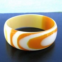 Bracelet manchette tendance pour femme, large, géométrique, classique, de mariage, à rayures rouges, noires et blanches, en résine acrylique et lucite, avec sertissage clos - Product Image 6