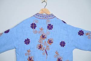 เสื้อแจ็คเก็ตบอมเบอร์ผ้าฝ้ายสีฟ้าอ่อนถักนิตติ้ง ระบายอากาศได้ดี เป็นมิตรกับสิ่งแวดล้อม สำหรับผู้หญิง ฤดูหนาว/ฤดูใบไม้ร่วง ลายดอกไม้ ดีไซน์ซูซานี โบโฮ ทำด้วยมือ - Product Image 4