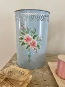 Contenedor de basura artístico azul con estampado de flores rosas y borde decorativo, ideal para el hogar, la oficina y tiendas de boutique, procedente de la India. - Product Image 6