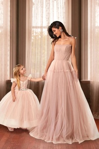 Robes en tulle satiné |   Robe de séance photo en tulle bouffant |   Robes vintage personnalisées en satin écologique avec traîne chapelle pour séance photo - Product Image 6