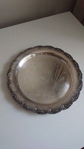 Bandeja Redonda Plateada con Grabado Floral Intrincado, Diseño Decorativo Tradicional, Borde Enmarcado - Product Image 2