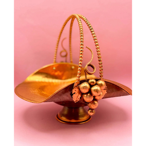 Bol de présentation de friandises et de fruits rond au design fabuleux, en cuivre martelé, pour accessoires de cuisine. - Product Image 1