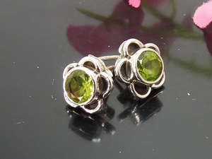 Boucles d'oreilles clous en péridot facetté cabochon, argent sterling 925, forme de fleur tendance, sertissage en canal, bijoux fins uniques, cadeau pour - Product Image 4