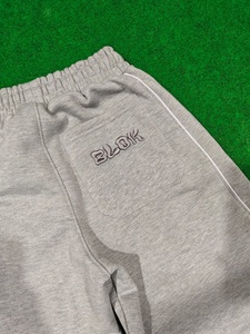 Pantalon de jogging en molleton chenille 480 GSM épais, 100 % coton, broderie tendance en point de croix, avec sacs personnalisés - Product Image 4