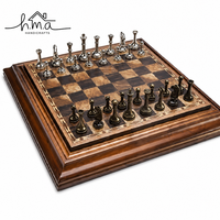 Jeu d'échecs de luxe en laiton avec plateau en métal noir et argenté gravé, style antique, collection de jeu de stratégie royale