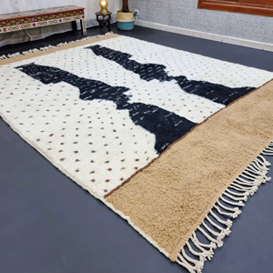 พรมโมรอคแคนแบบสั่งทำโดยเบเนียโอเรียทอขนแกะทอมือที่มีลวดลายแอบสแตรกแบบลายจุดสีเบจสีดำ - Product Image 1