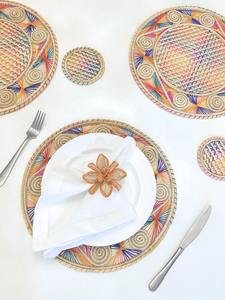 Anillos para servilletas de ratán con forma floral naranja, ideales para una organización minimalista de la mesa, mantienen las servilletas perfectamente dispuestas y con un aspecto organizado. - Product Image 3