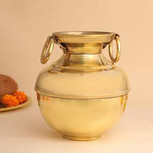 Lota o Recipiente para Agua de Latón Antiguo Hecho a Mano para Puja, Maceta con Diseño Curvo y Estilo Personalizado con Empaque Premium - Product Image 3