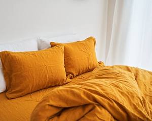 Juego de Funda Nórdica de Lino Lavado a la Piedra en Amarillo Mostaza con Cierre de Botones de Coco, Juego de Cama de Tres Piezas con Dos Fundas de Almohada - Product Image 3