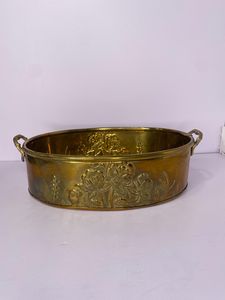 Decorative Iron Metal <b>Planter</b> Suitable For Traditional And Modern Garden Home Styling - Product Image 4