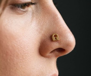 Piercing de nez minimaliste en argent 925 plaqué or, motif cadenas délicat, vente en gros - Product Image 5
