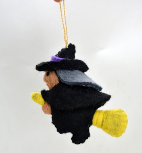 Adorno de Bruja de Fieltro de Lana Hecho a Mano, Decoración de Halloween, Volando sobre una Escoba, Decoración para Fiestas en Interiores, Regalo Artesanal para Niños - Product Image 1