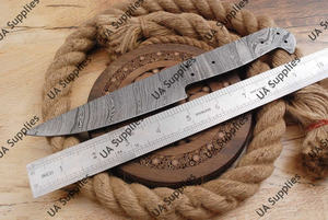 Cuchillo de Chef Profesional UA Supplies, Forjado a Mano en Acero de Damasco con Patrón Trenzado, Espiga Completa, Ambidiestro, Acabado Cepillado, Moderno - Product Image 2